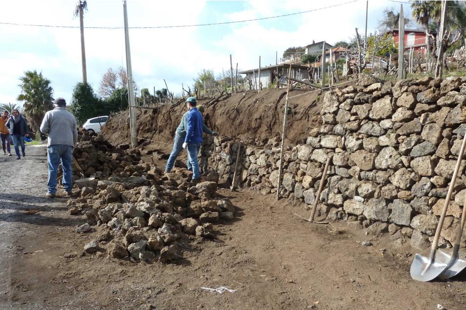 Muro di contenimento a secco, alto meno di 2 metri, ricostruito con tecniche costruttive tradizionali basate sulla posa e sull'incastro stabile di pietre laviche squadrate